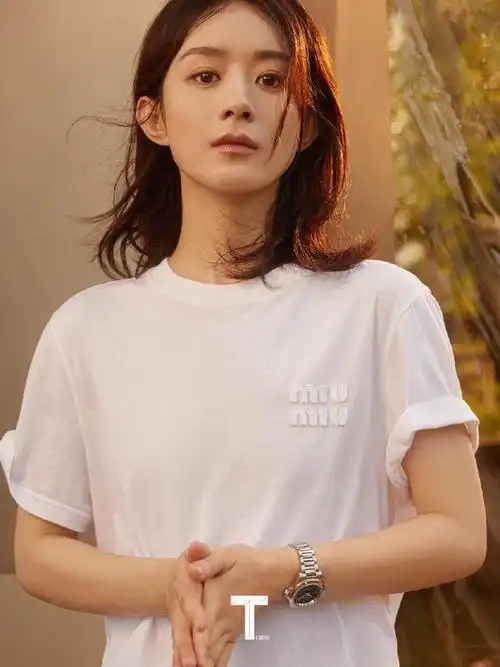 赵丽颖再登杂志封面,性感妩媚如初恋,眼神犀利难掩帅气|妆容|抹胸|冯