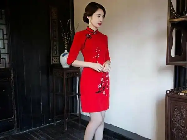 梅花香自苦寒来,开在一布旗袍上的寒梅