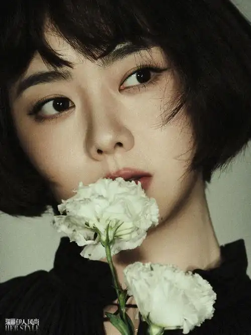 谭松韵seven瑞丽伊人风尚十月23周年封面人物,复古短发的俏丽,黑色