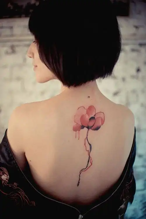 女生花卉背部纹身图案