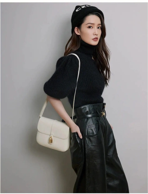 李沁这样穿也太"撩"了,毛衣配皮裤减龄时髦,真显高级!