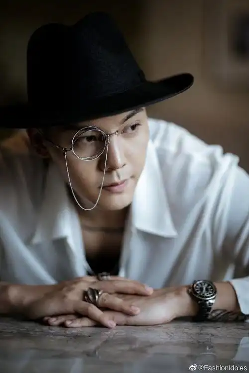 陈伟霆单边链条眼镜#陈伟霆 出席2020腾讯视频年度发布会look,白衬衫