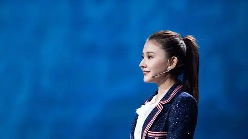 热依扎气质穿搭,蓝色闪耀套装内搭白色衬衫,气质优雅又时尚_高清图集