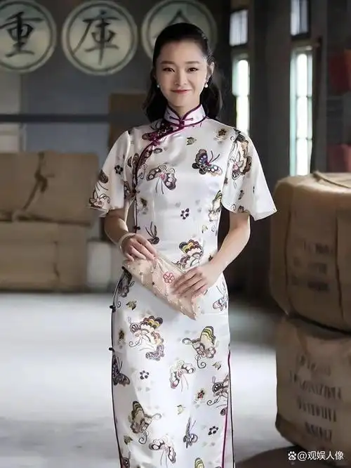 为此,今天特地找来一些她着旗袍的剧照和写真,与君共赏.