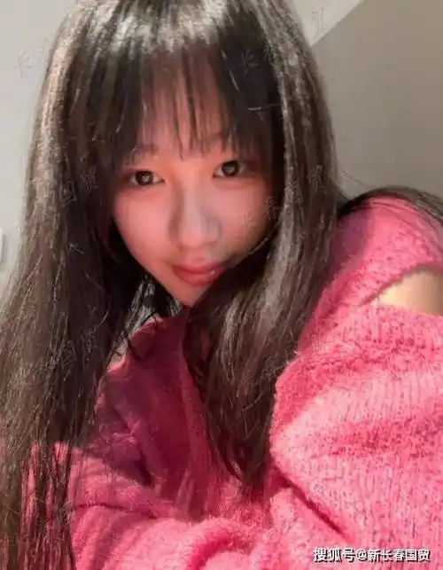 近照曝光,高颜值不输女明星,与妈妈同框似姐妹_吴熙儿_石洋子_长发