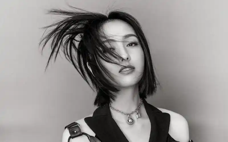 被自己帅到佟丽娅晒机长制服照片大呼wow