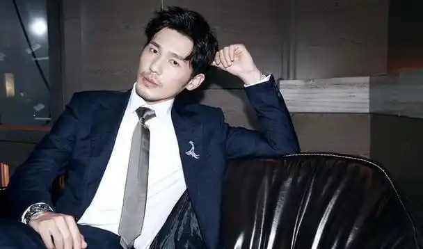 母亲著名演员能继承上亿家产他却跑龙套14年33岁终成实力派