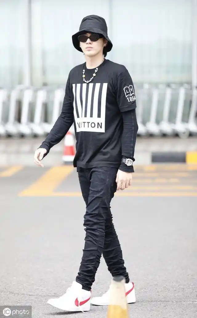 吴亦凡紧身裤亮相,146斤穿出136斤的感觉