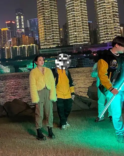 路透某j姓女星在重庆拍摄mv