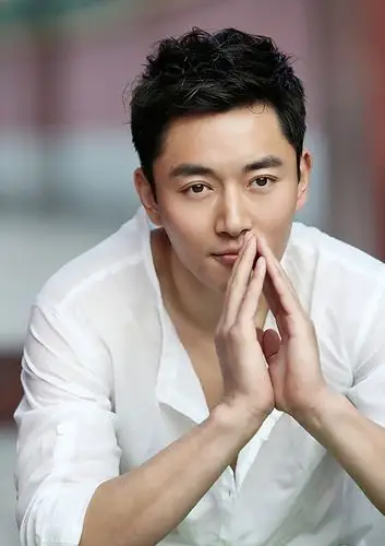 李东学紫禁城拍写真深情果郡王展阳光魅力