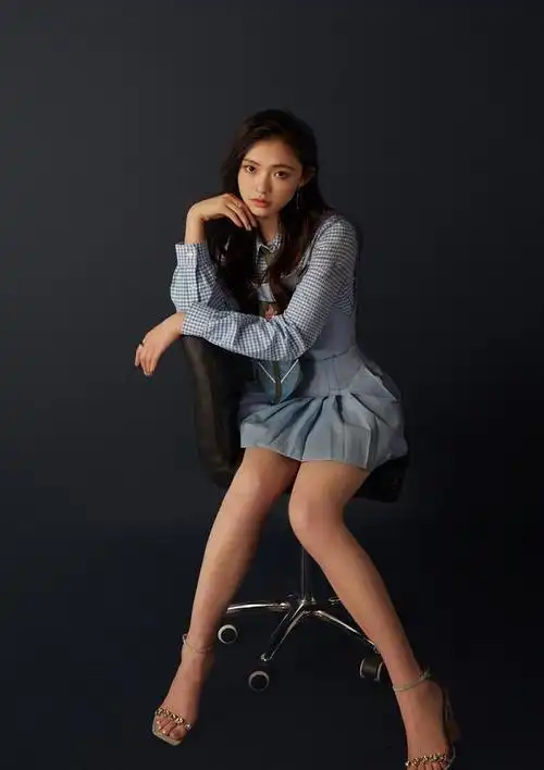 林允拿"背心"当"jk裙"穿,看到全身照那刻,这腿谁顶得住