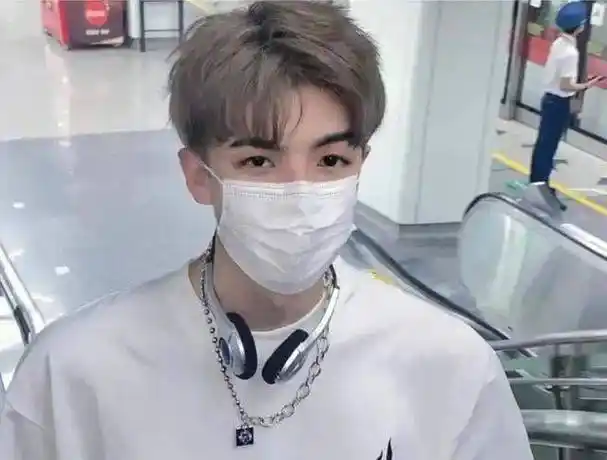 四六分微分碎盖,小鲜肉必备款发型