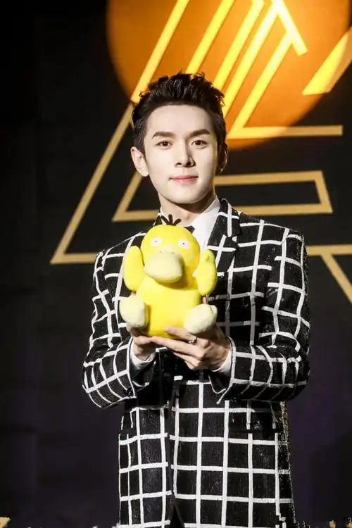 李佳琦忘关直播真实状态曝光看到他的真面目网友好心疼