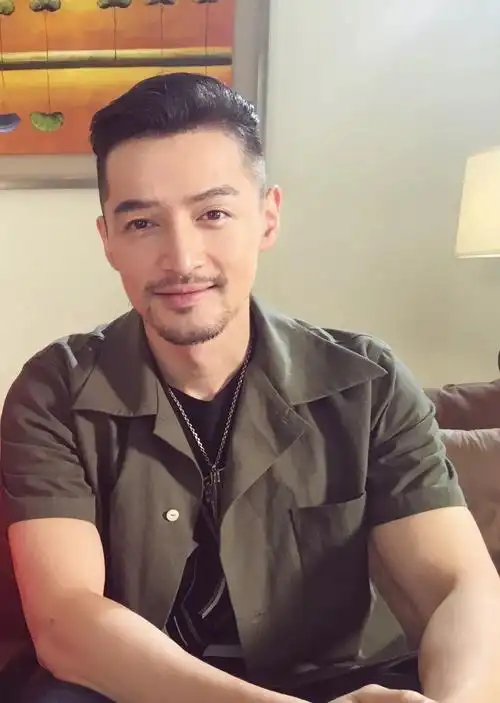 胡歌出席活动,西装革履像白马王子,网友:被胡子毁掉的小鲜肉