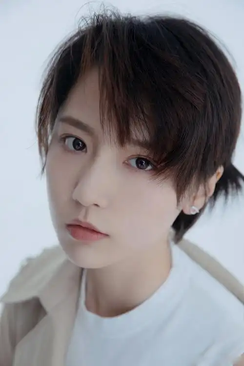 《爱情公寓5》成果诸葛大力短发00后妹子