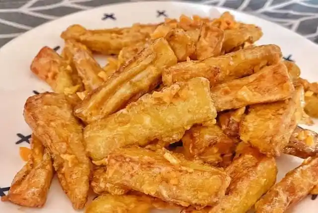 鸡蛋面粉倒入丝瓜内炸一炸拌一拌酸爽开胃不腻上桌就光盘