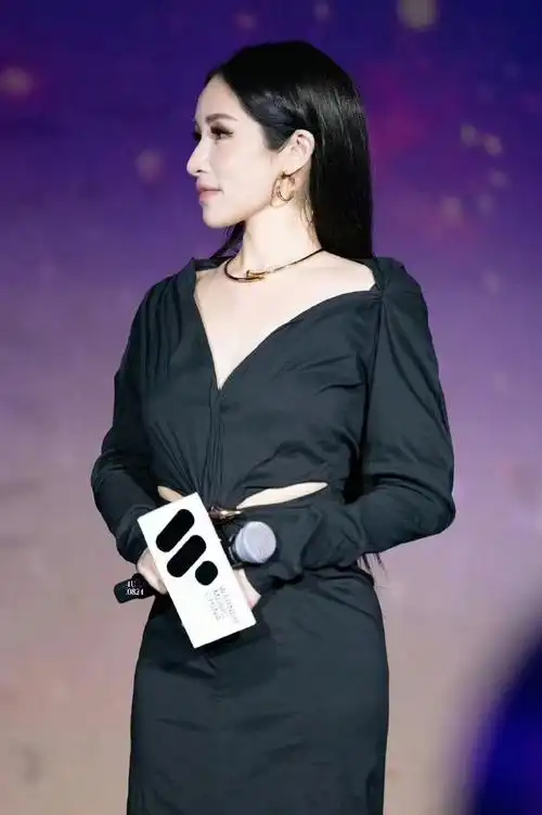 萧亚轩轩然归零发布会##萧亚轩礼服反穿##美出圈