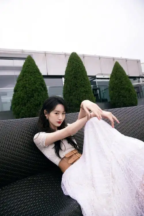 袁冰妍雪花束腰裙