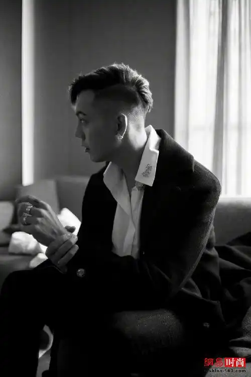 上游时尚|陈伟霆黑白侧拍花絮曝光