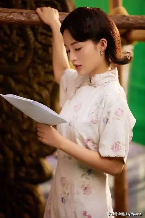 41岁殷桃现身活动穿旗袍丰腴多姿尽显东方韵味看完不想减肥了