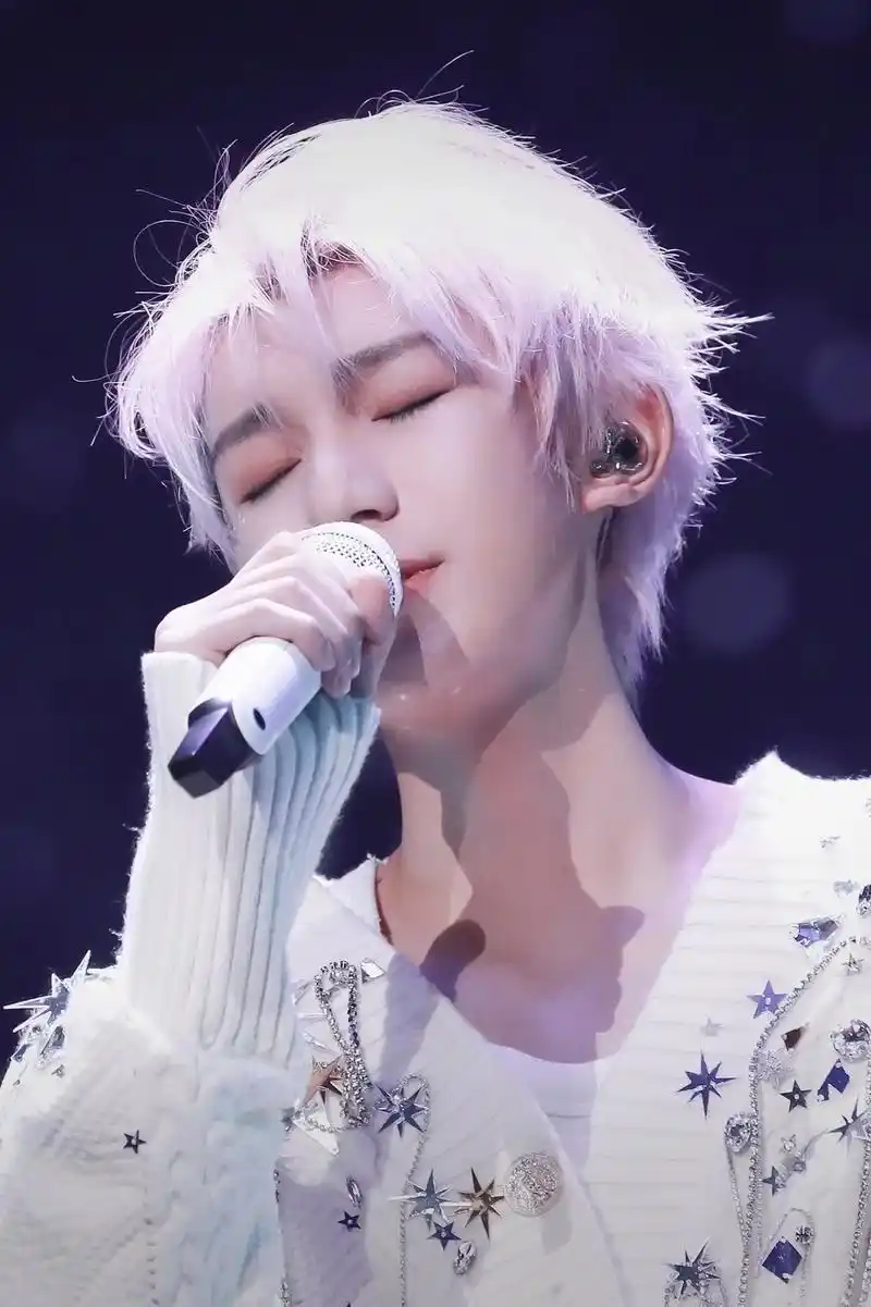 粉发返场真的爱死了(最后一张07)#王源 #王源客厅狂欢巡回 - 抖音