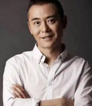 被张国立赏识,长得帅演技好却不红,与大15岁妻子恋爱恩爱至今_阮巡