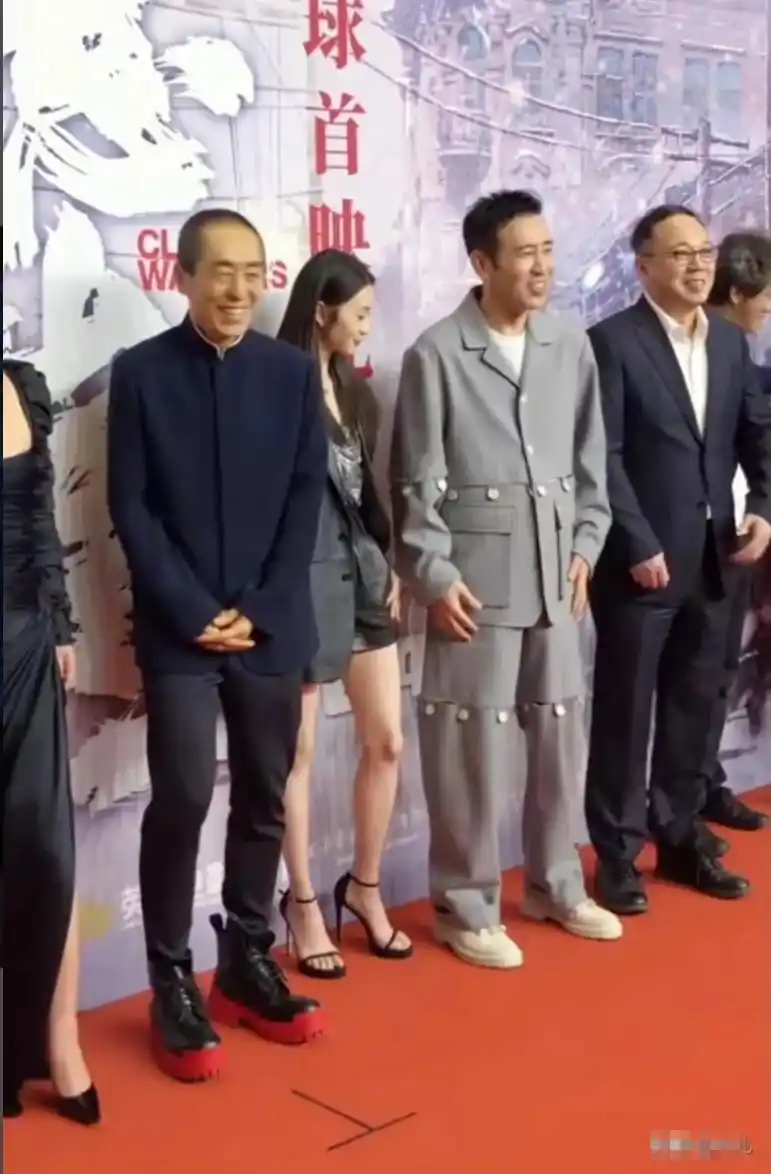 站在人群中,他年纪最大,但是张艺谋无疑是最抢眼的那个,于和伟身高179