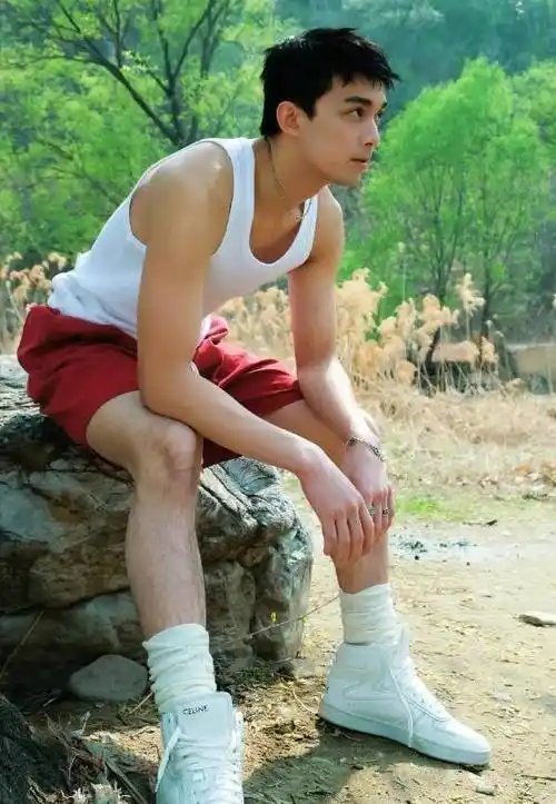 吴磊居然也被《风度》拍了!腿毛旺盛最男人的一面被扒了!