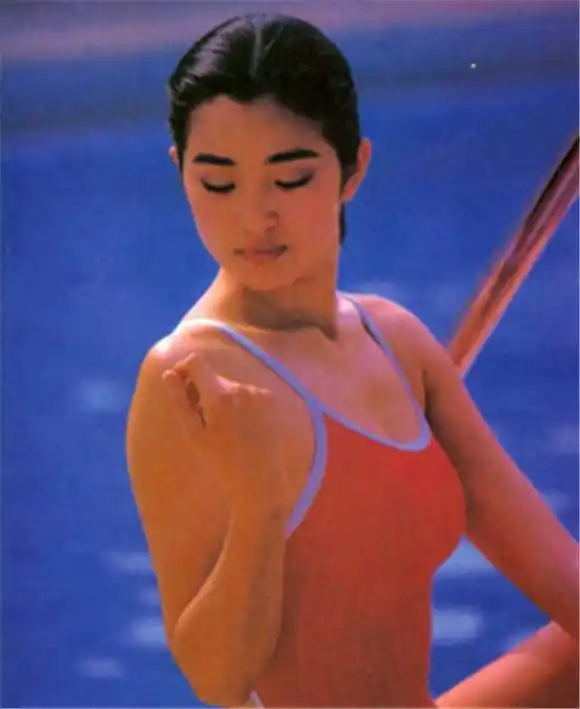 巩俐刚出道时的性感泳装照