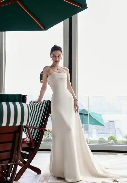 angelababy白色高定礼服出席香港某活动,与超模琦琦同框接受采访