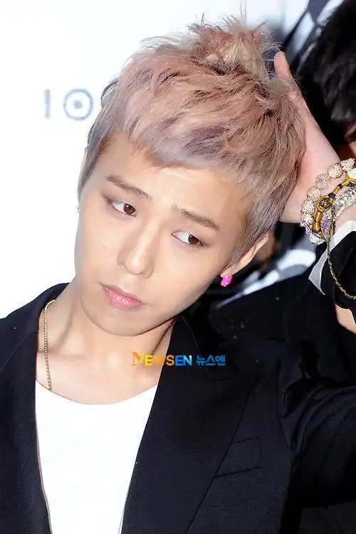 谁能给我一张这个权志龙发型的完整图片