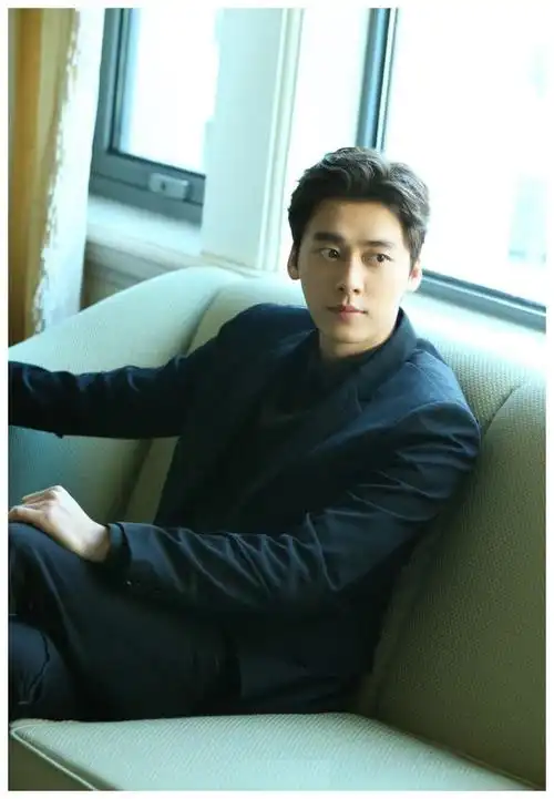 李易峰穿上黑西装后更帅了,给我们一种意气风发的感觉,好酷哦