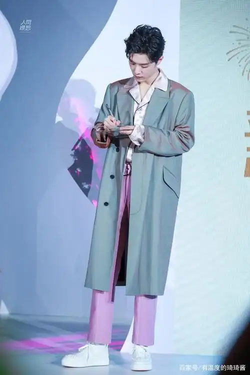 肖战全身写真!身材比例绝了!每一张都可当壁纸!快快收藏吧!