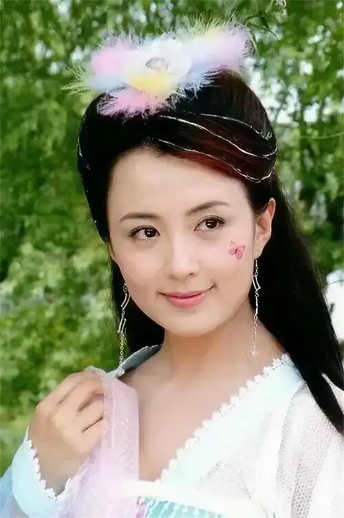 回顾演员杨童舒低调嫁圈外老公恩爱13年生一子被婆家宠成公主