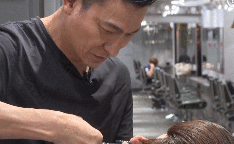 刘德华为鲁豫洗剪吹一条龙服务,自曝防脱发秘诀,天王真的是可爱_华仔