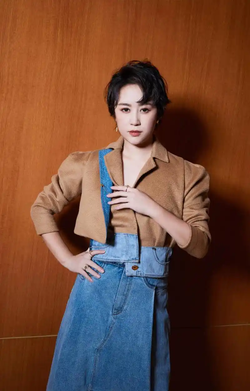 简介:马丽短发利落性感时尚写真图片,分享一组马丽图片给大家,图中的