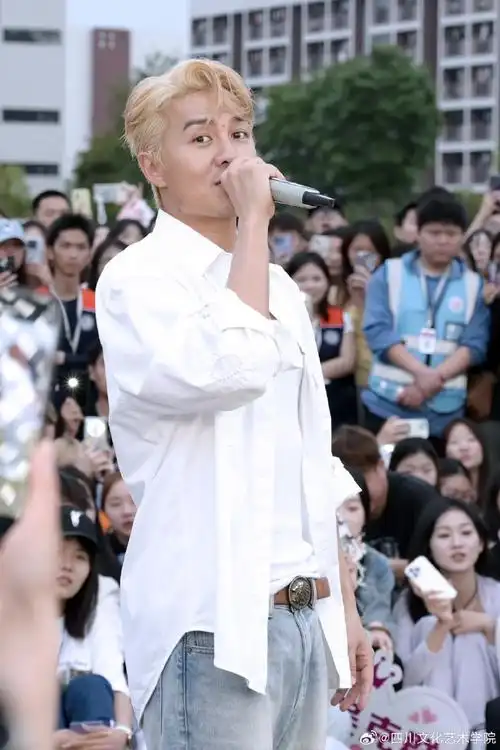 同学们跟随歌手@吴克群一起,用音乐点亮校园,让青春不留遗憾绵阳