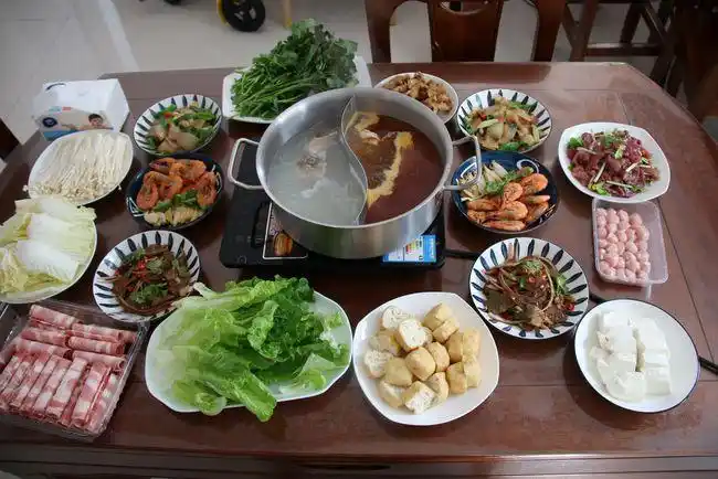 闺女生日,准备一桌丰盛的饭菜,全家团圆在一起,共庆新一年到来