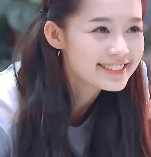 看到一条视频发现李沁笑起来很好看,于是就去搜了她的笑容合集98