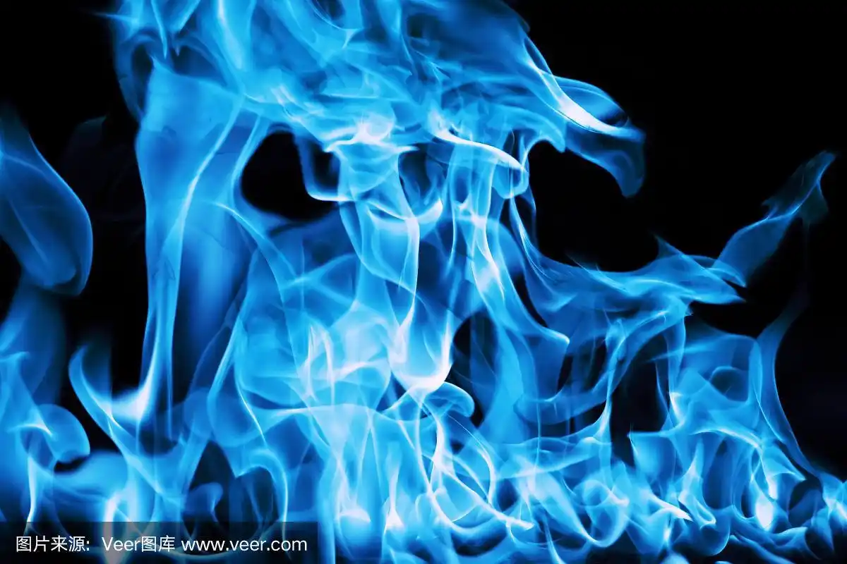 黑色背景上的蓝色火焰