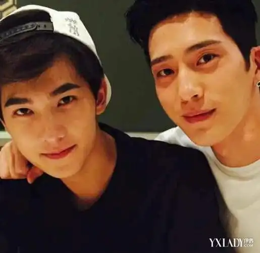 井柏然杨洋背后抱照片欣赏 《花少2》井柏然杨洋床照成焦点