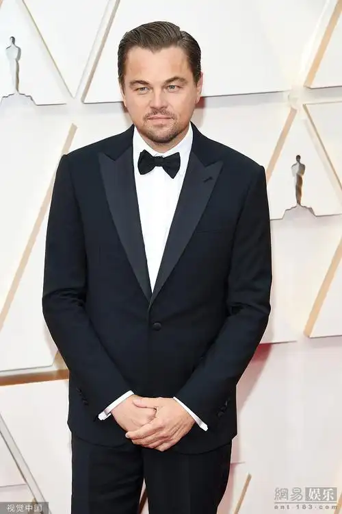 小李子莱昂纳多现身黑色套装帅气依旧