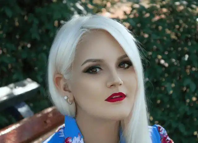 若女性白头发增多,不要总认为是老了,或是因为体内缺乏2种营养