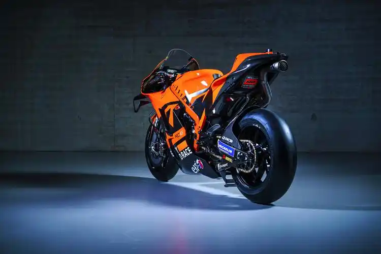 25号赛车手(motogp 2022:ktm motogp tech3 车队的 rc16)