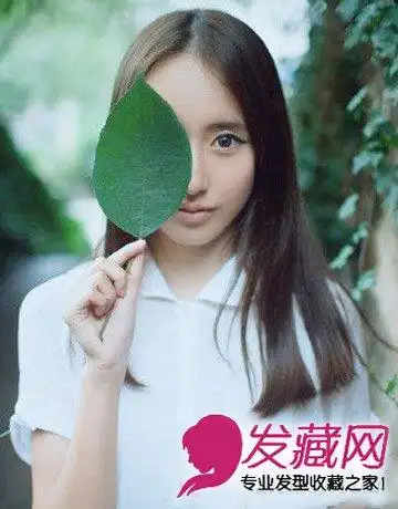 少女系的一款齐刘海直发发型,可爱的娃娃脸型,飘逸的长发在脑后半扎