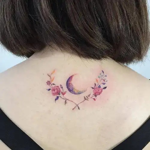 女生背部的9张花卉纹身图片8