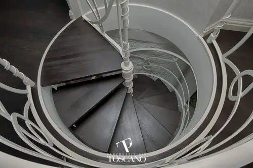 旋转楼梯 / 金属结构 / 木台阶 / 无踢板