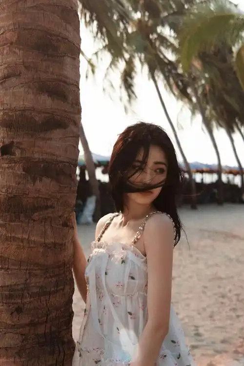 徐璐穿吊带裙清纯可人 嘴角带笑眼神温柔甜化了——上海热线娱乐频道