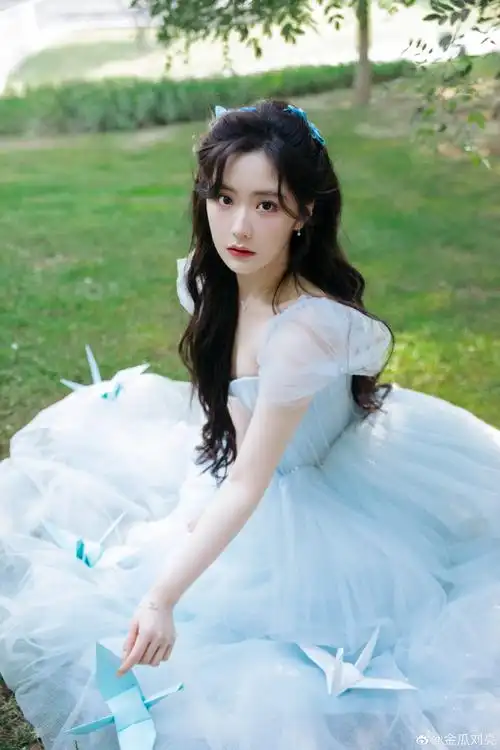 王艺瑾在逃公主风长裙##王艺瑾拍了30张拍立得