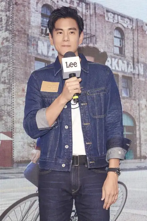 就向前与彭于晏一同庆祝lee130岁生日lee牛仔大篷车惊现成都